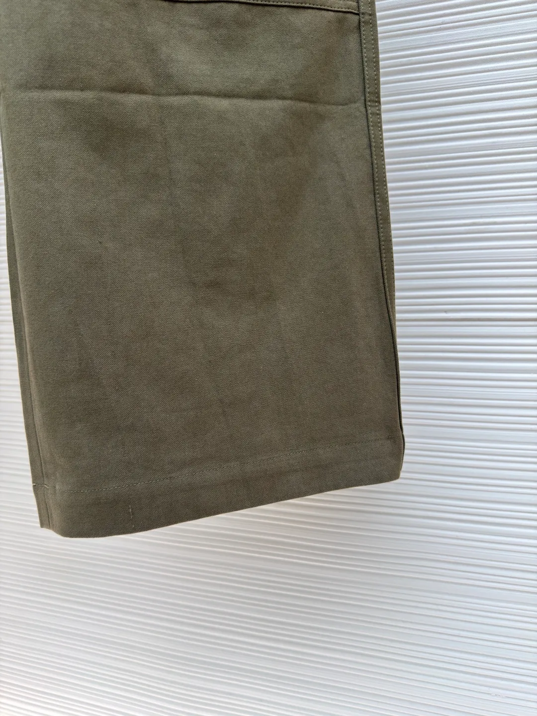 Acne Studios label work trousers ●Original version: Purchased and developed for 5100 ●Item number: 1681397-B20 ●Fabric: Finely woven fine-grain woven fabric ●Technology: Heavy-duty washing and production ●Color: Khaki ●Version: Fitted version ●Weight: about 865g ●Size: S-M-L-XL ●Description: Customized fine-grain woven luxury, excellent texture, comfortable and skin-friendly Khaki green interprets a new level of fashion. It comes from the color of nature. The Acne Studios label is decorated on the pocket to add the finishing touch. It adds brand recognition. It is practical and adds a tough temperament to the workwear style. The toughness is blended with low-key luxury. Showing a casual attitude, the template machine opens the bag. The preset template guides the position, shape and size of the bag opening. The accuracy ensures the quality of the bag opening effect. Heavy-duty washing of cloth batches Heavy-duty washing of cloth batches uses industrialized washing equipment and methods through a combination of physical and chemical means. Improve cleanliness and soft feel. The overall wiring is straight and delicate, the fabric is comfortable and soft, and the color is consistent without color difference. It can be matched with the same style to create a fashionable look and control various occasions. Customized accessories, complete with three standards, same style for men and women!